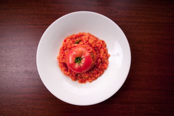 トマトが丸ごと入ったインパクトのあるリゾット。